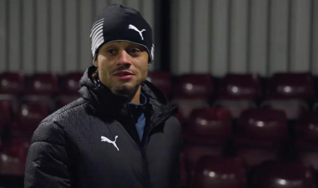 hth-哈维-西蒙斯：很喜欢阿奇-格雷的踢球方式，他未来会非常出色