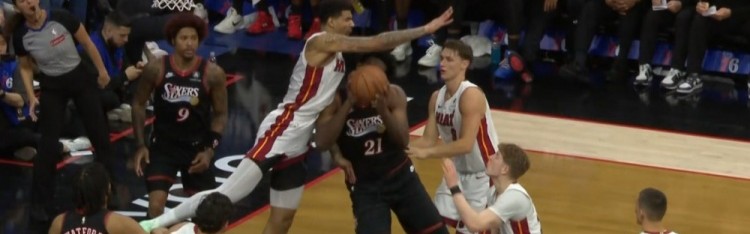 华体会体育-望无大碍！恩比德被韦尔顶到右侧肋部 回更衣室后已坐回替补席